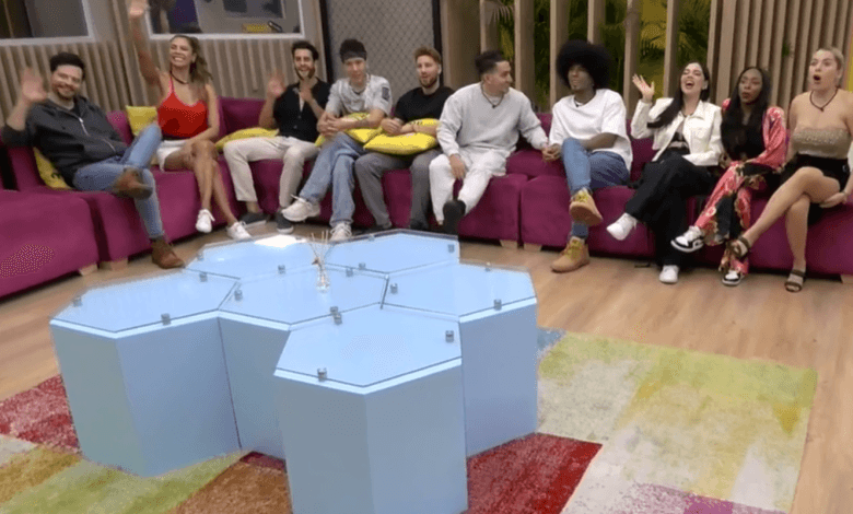Participantes de 'La casa de los famosos Colombia' sentados en la sala
