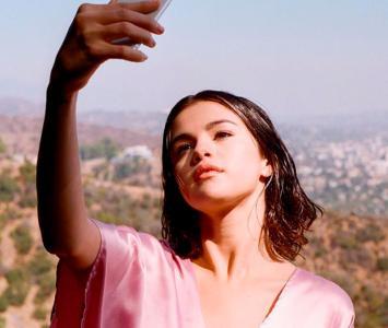Selena Gómez tomándose una selfie