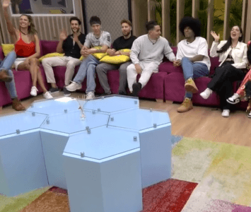Participantes de 'La casa de los famosos Colombia' sentados en la sala