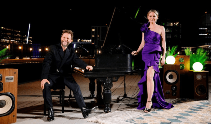 Noel Schajris y Jennifer Nettles juntos en el escenario