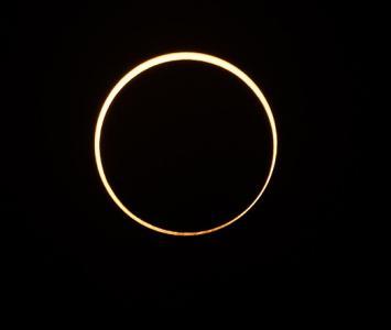 Eclipse solar del 14 de octubre: foto de luna interponiéndose al sol