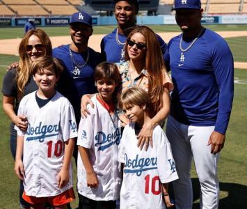 Foto de Shakira y sus hijos asistiendo a un partido de béisbol