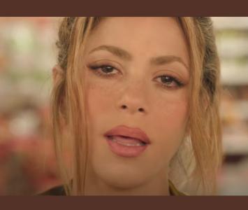 Shakira llorando en su video de la canción Monotonía