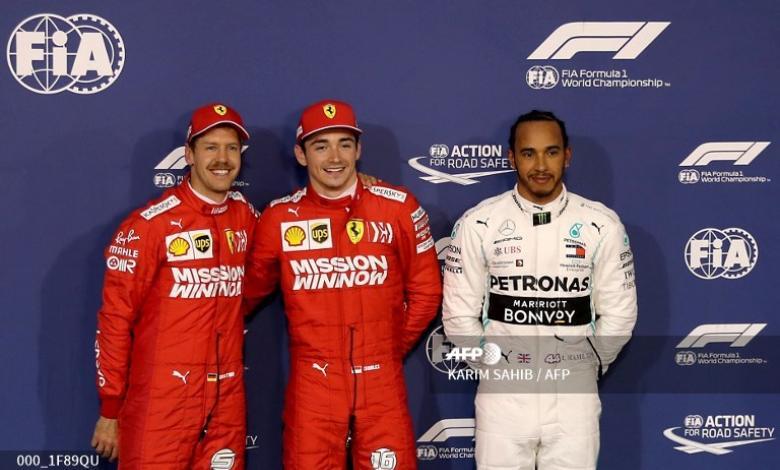 Charles Leclerc junto a Sebastian Vettel y Lewis Hamilton en el Gran Premio de Bahrein