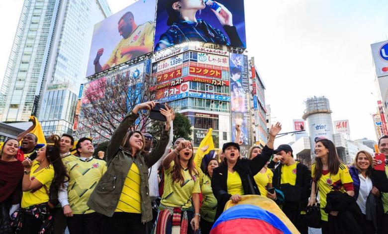 Colombianos en el Times Square de Japón en la presentación de la camiseta de la Selección Colombia