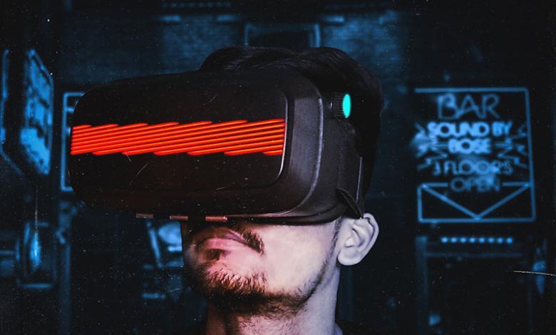 Persona usando la realidad virtual