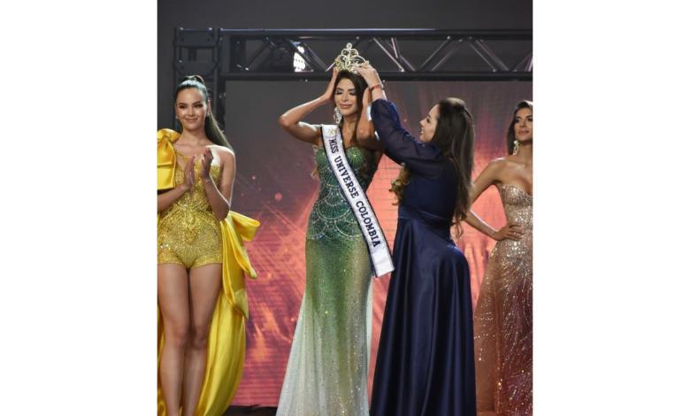 Catriona Gray en coronación de Laura Olascuaga como Miss Universe Colombia