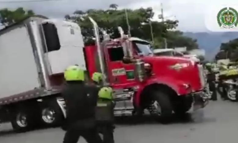 [Video] Persecución de película en Medellín, robaron un camión cargado con $300 millones en licor