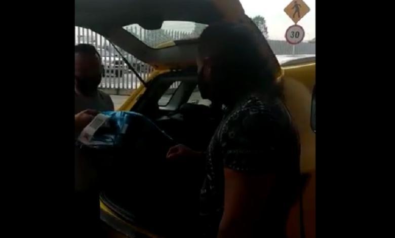 Taxista regresa maleta olvidada por pasajero