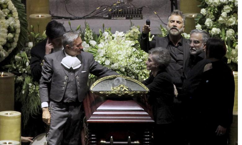 Alejandro Fernández cantó en Funeral de Vicente Fernández