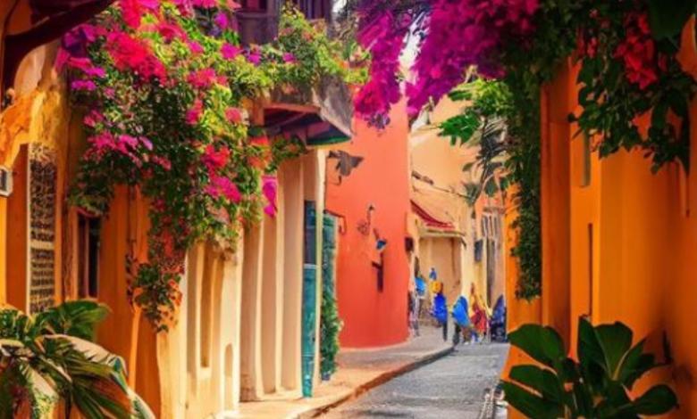 Calle colombiana con muchas flores 