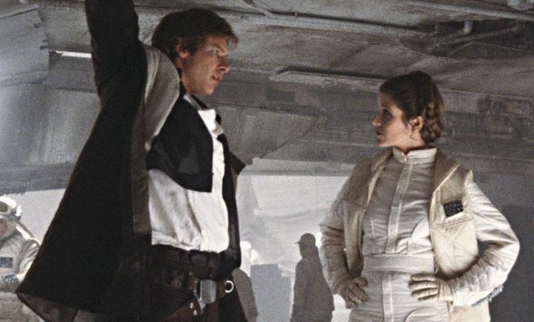 Han Solo y Leia Organa en la base rebelde 