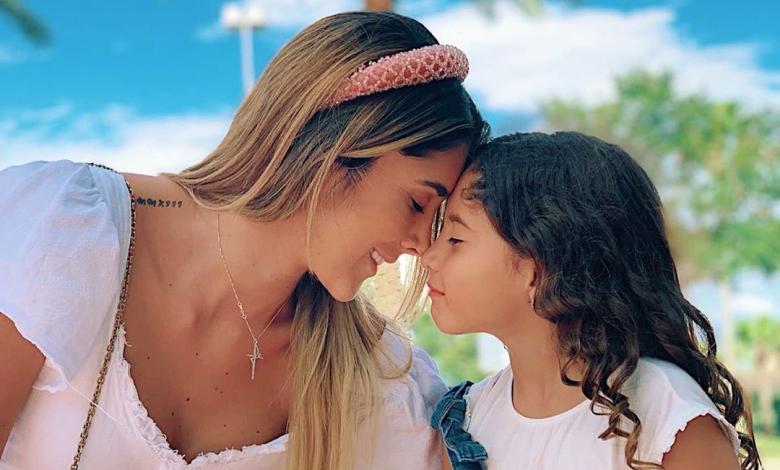 Daniela Ospina junto a su hija Salomé 