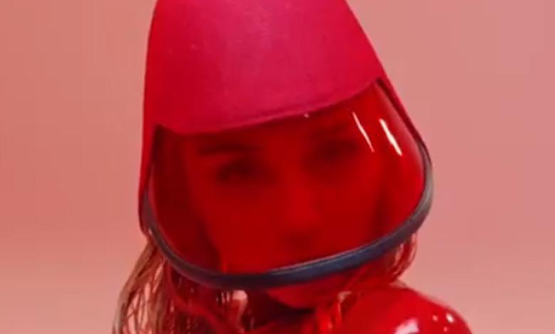 La cantante lanzó su nuevo video musical en tonalidades rojas y plateadas.
