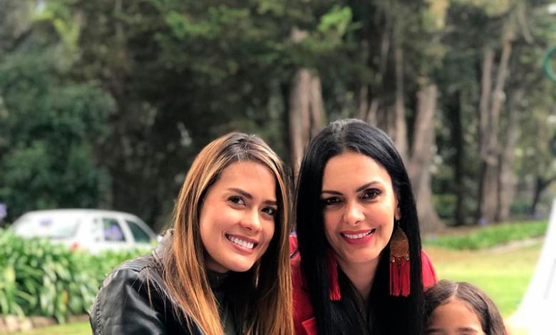 Marcela Posada junto a su hija Nataly Arbeález