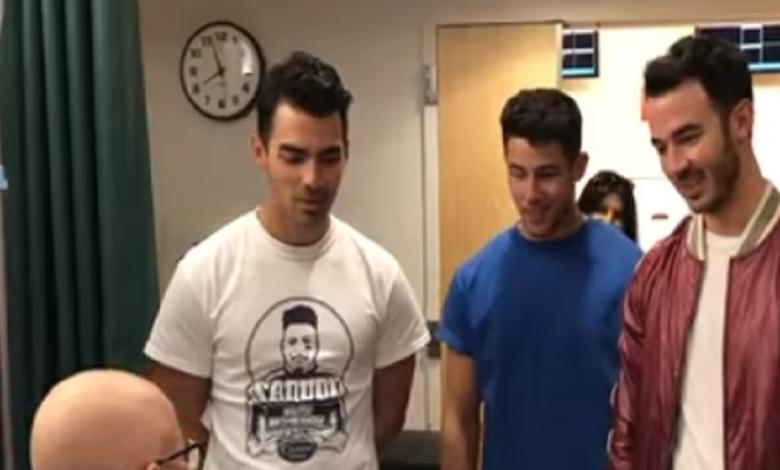 Los Jonas Brothers sorprenden a fan en el hospital
