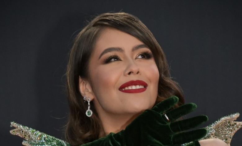 Juliana Velásquez  con guantes y vestido verde