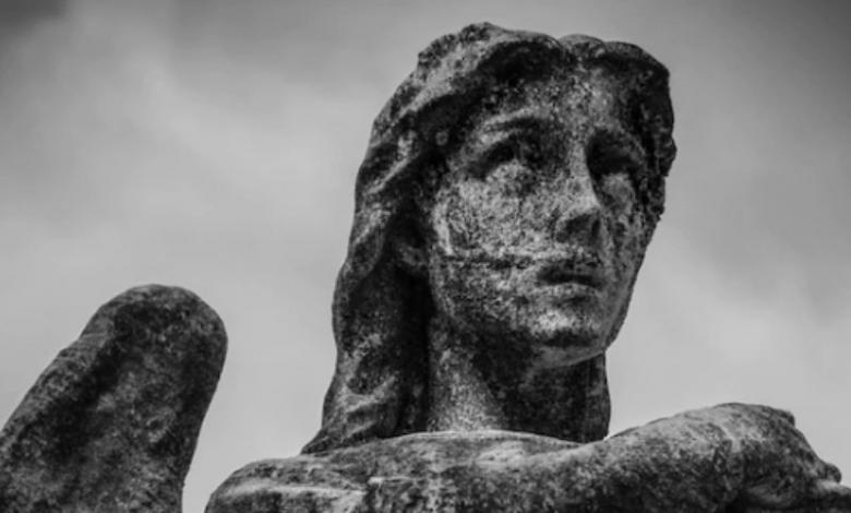 El misterio de la estatua de ángel: Dejaron sus hijos con la niñera y todos terminaron muertos