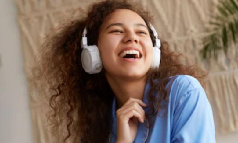 Canciones más escuchadas este 2022- mujer con audifónos escucha música