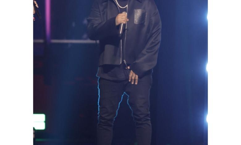 Nicky Jam cantando en los Latin Grammy 2022