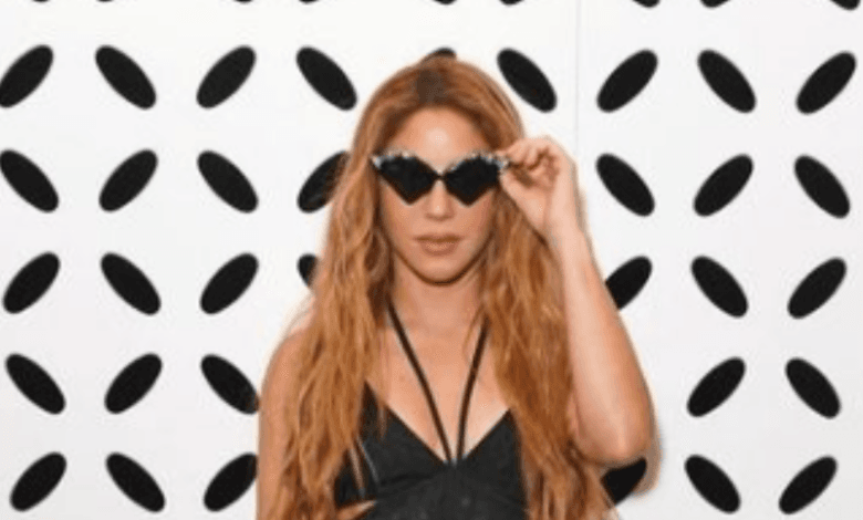 Shakira posando con gafas