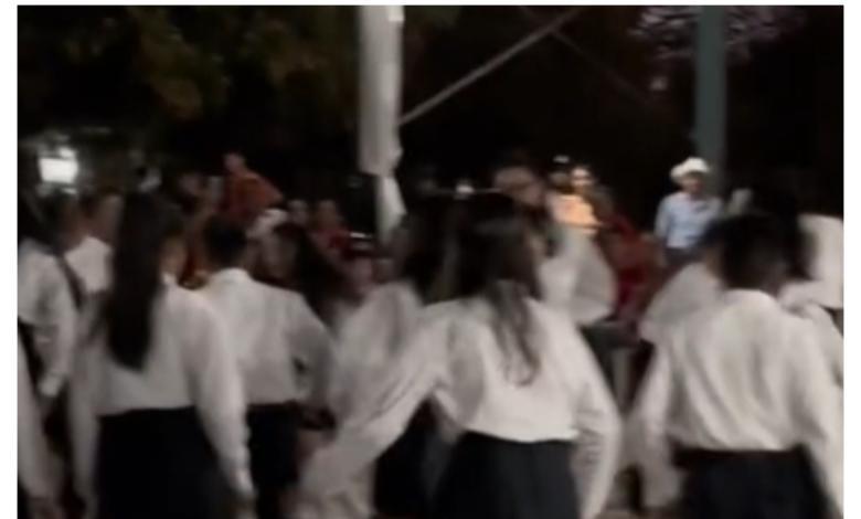Video: El particular baile ancestral que hicieron unos niños que se graduaron de la primaria 