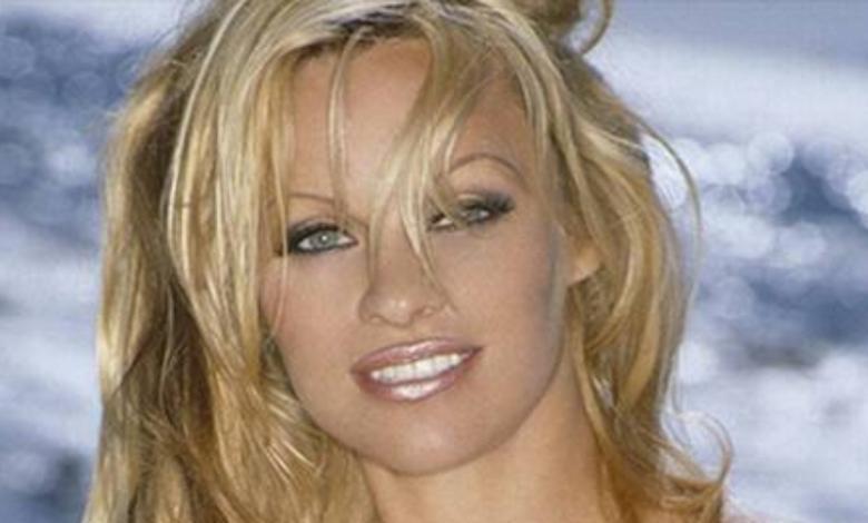 Pamela Anderson asiste a una premiación sin una gota de maquillaje y así es como se ve