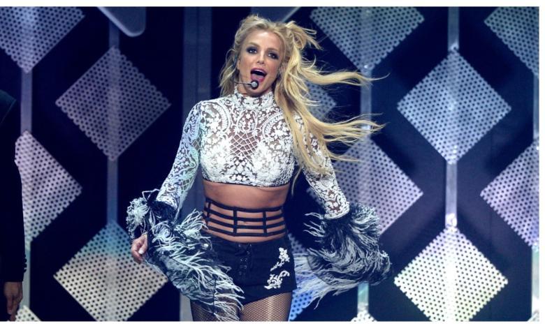 Britney Spears bailando en uno de sus shows