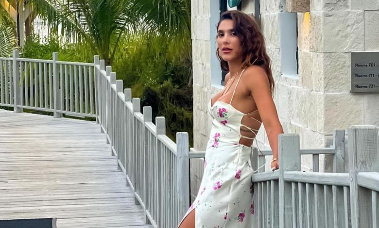 Daniela Ospina en vestido blanco con flores