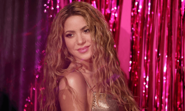 Shakira en un fondo rosado