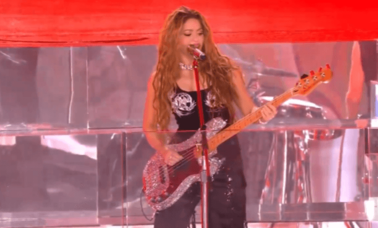 Shakira tocando la guitarra