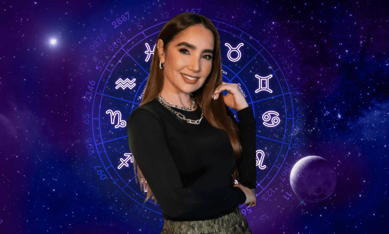 Paola Jara posando con fondo de astrología