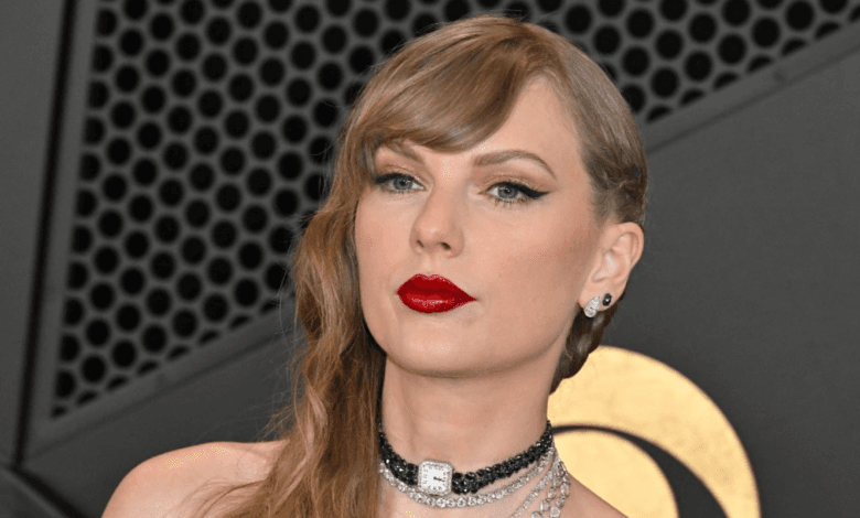 Taylor Swift posando con labios rojos
