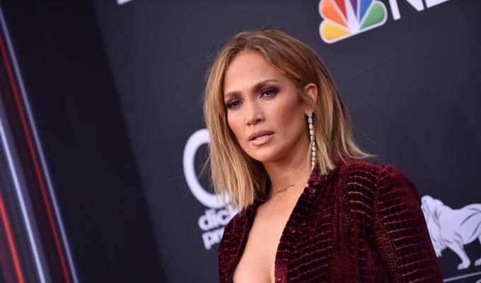 Jennifer Lopez, de nuevo exponiendo una gran parte de su cuerpo.