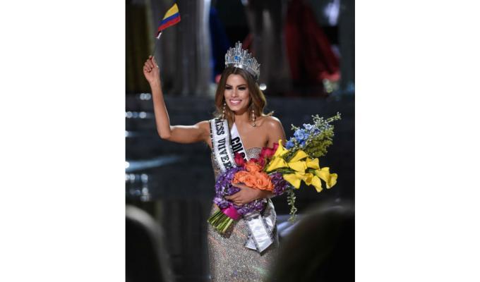 Ariadna Gutiérrez alcanzó a desfilar con su corona como Miss Universo