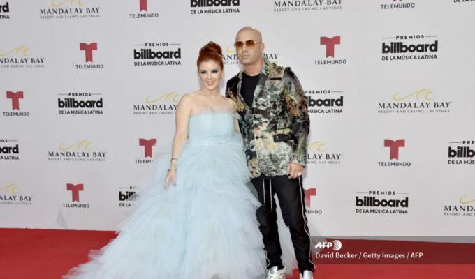 Wisin y su esposa en los Premios Latin Billboards 2019