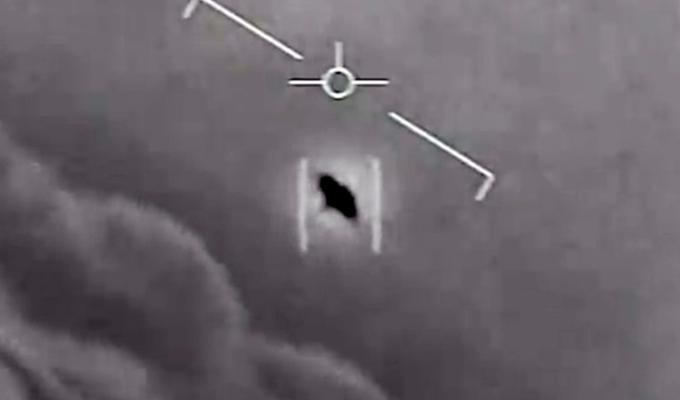 Pilotos de la Marina de Estados Unidos reportaron avistamientos de OVNI. Esta es una de las imágenes