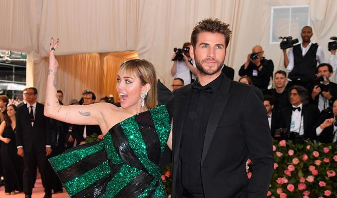 Miley Cyrus junto a su esposo en la Met Gala 