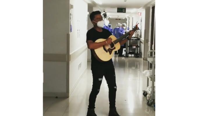 Alex Campos cantando en hospital, donde su padre fue hospitalizado