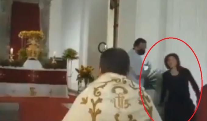 Mujer abofetea a sacerdote durante misa