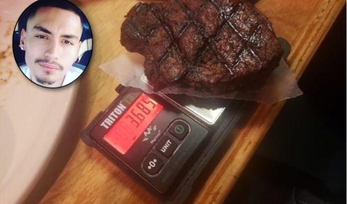 Hombre llevó su propia báscula para pesar carne en restaurante 