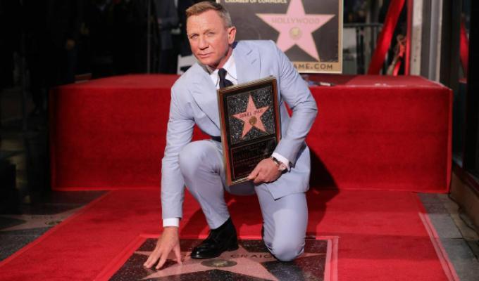 Daniel Craig con su estrella en el Paseo de la Fama