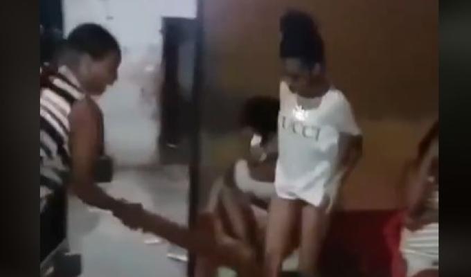 Mujer agarró a tablazos a su hija, por irse de la casa