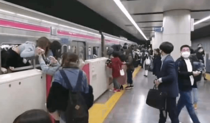 Personas huyen en del metro de Tokio tras ataque de hombre vestido de 'Guasón'. 