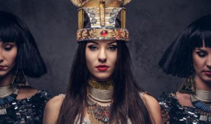 Diosa egipcia con sus súbditos. 