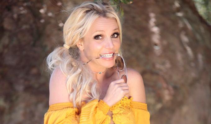 Britney Spears con vestido amarillo