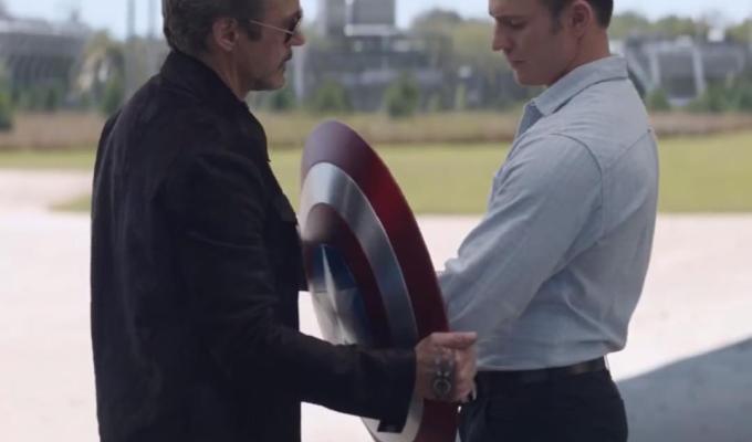 Capitan América recibe el escudo de Tony Stark