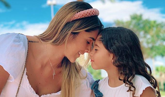 Daniela Ospina junto a su hija Salomé 