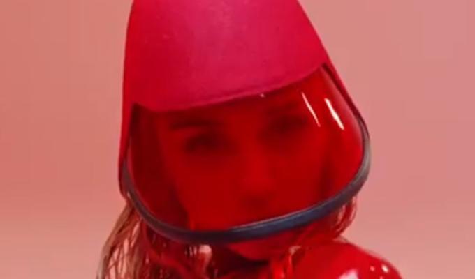 La cantante lanzó su nuevo video musical en tonalidades rojas y plateadas.