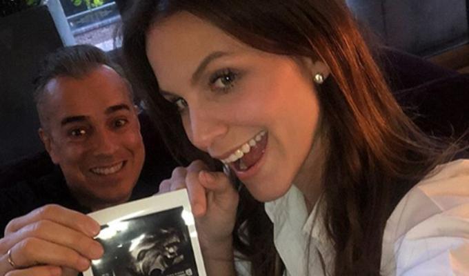 Esposa de Jorge Enrique Abello responde reproches por su segundo embarazo